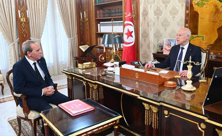 في لقاء برئيس الحكومة، قيس سعيد يؤكد على ضرورة تطهير الإدارة
